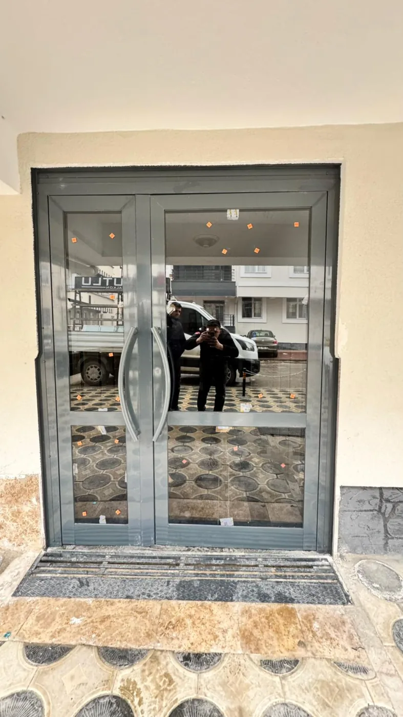 Kırşehir apartman bina giriş kapısı cam ve alüminyum uygulaması